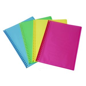 Carpeta plástica con 20 fundas oficio espiral rosada